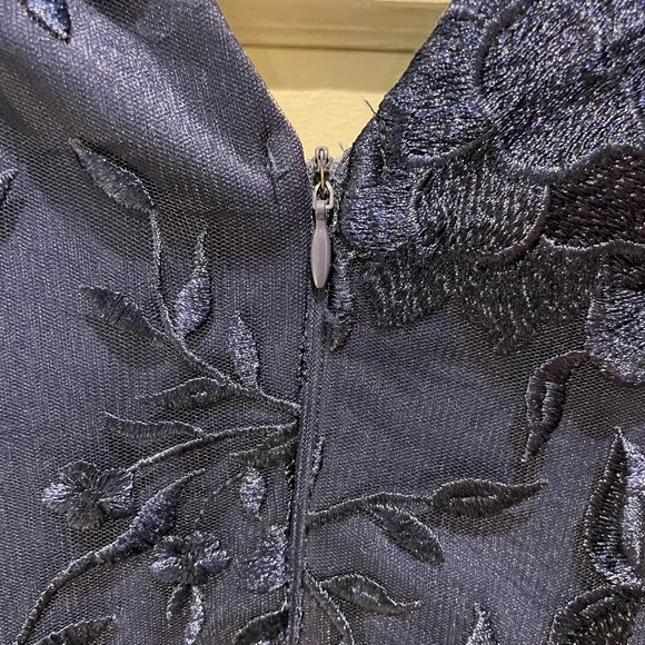 Maniju long formal flowy dress in navy blue - Picture 3 of 5